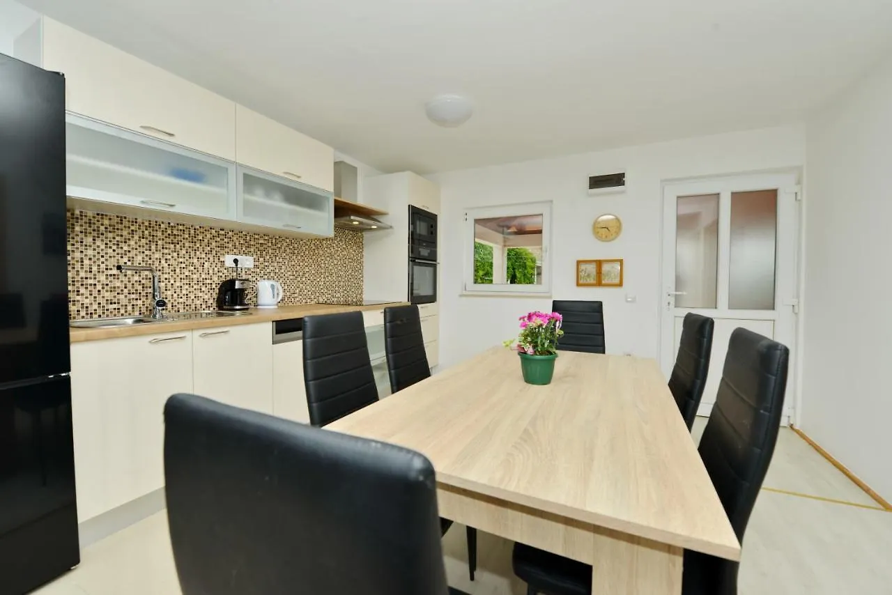 Apartment Apartmani Nina Tkon