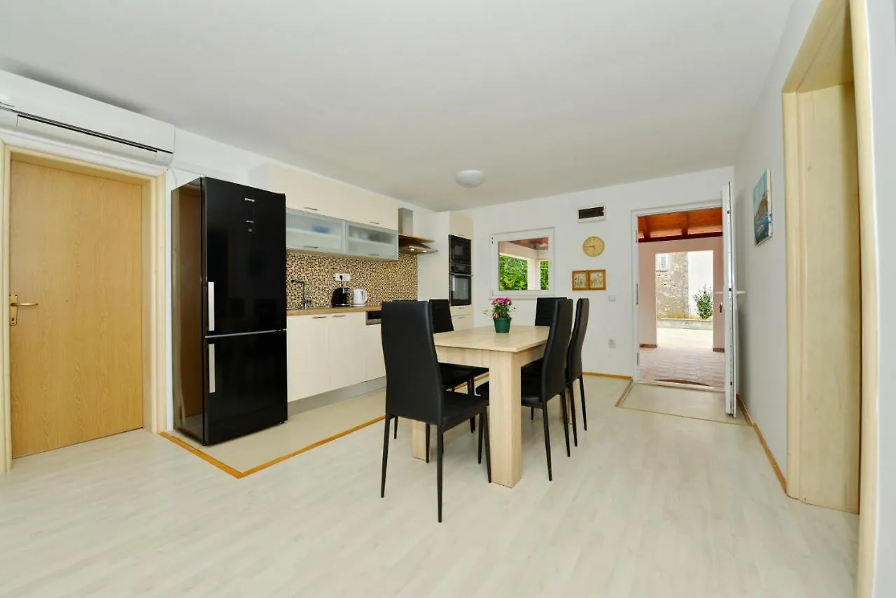 Apartment Apartmani Nina Tkon