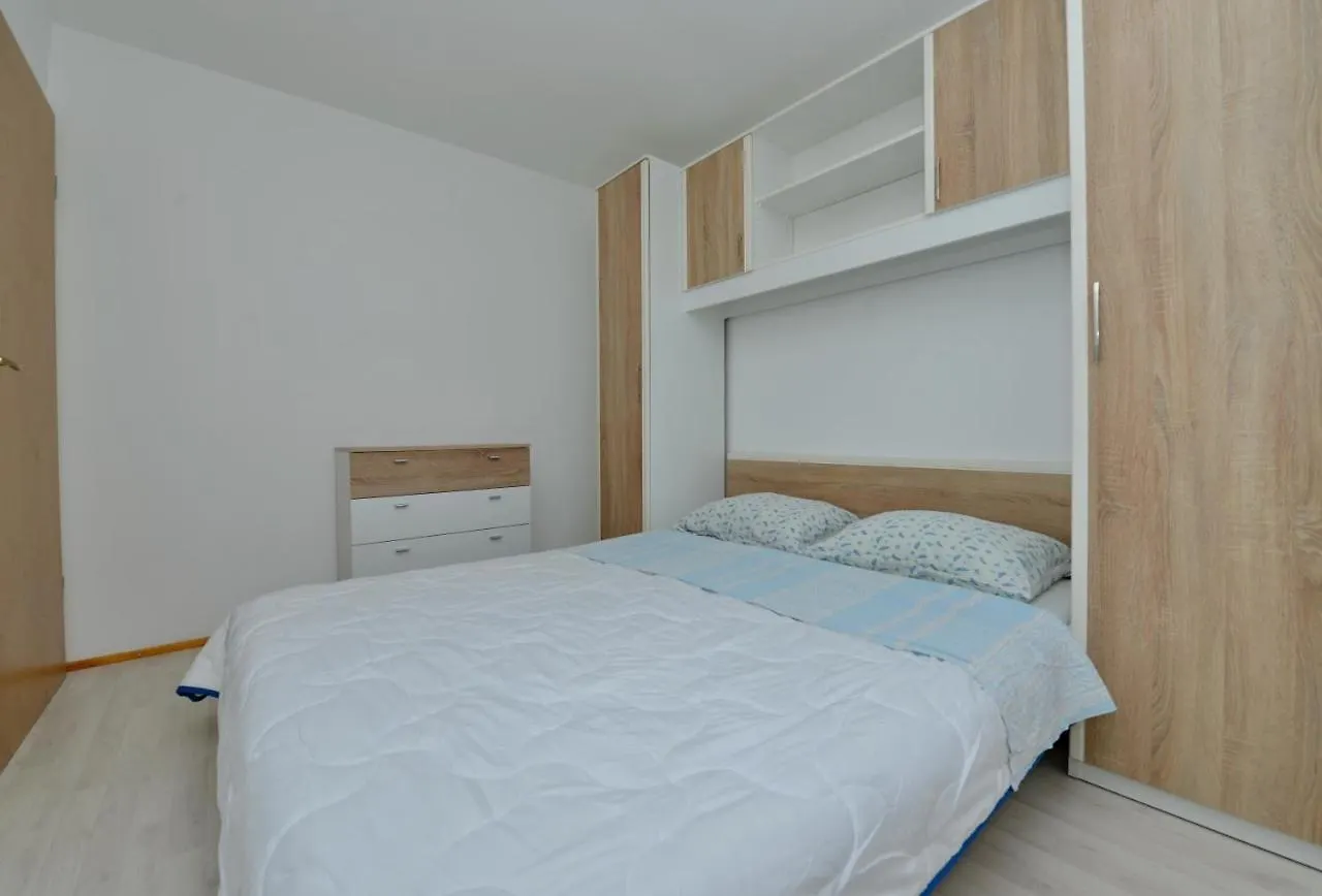 Apartmani Nina Tkon 0*,