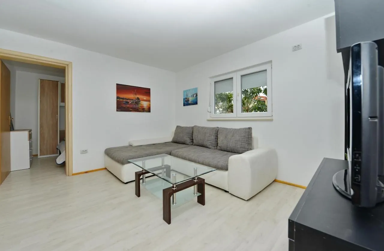 Apartmani Nina Tkon 0*,