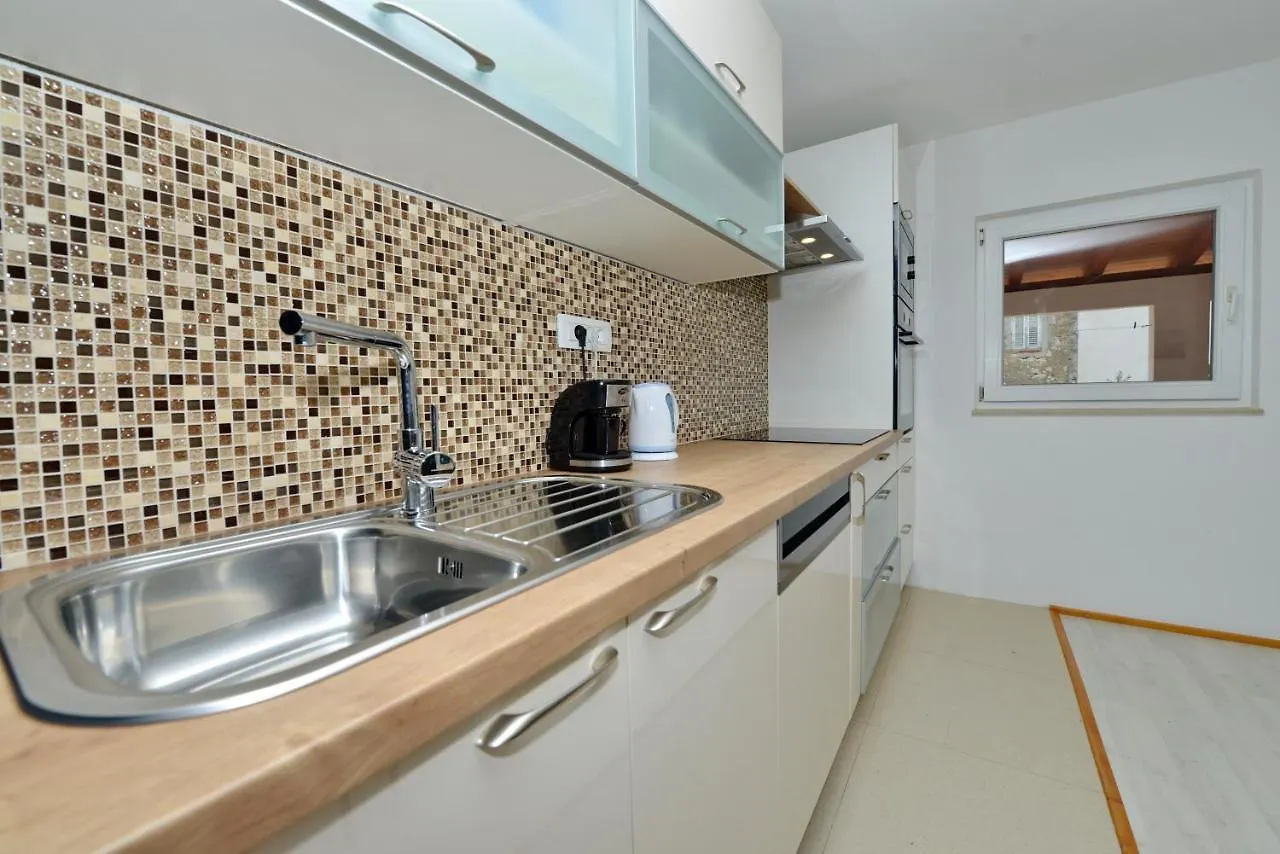 Apartmani Nina Tkon 0*,