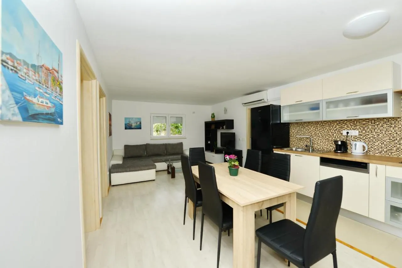Apartmani Nina Tkon 0*,  Croatia