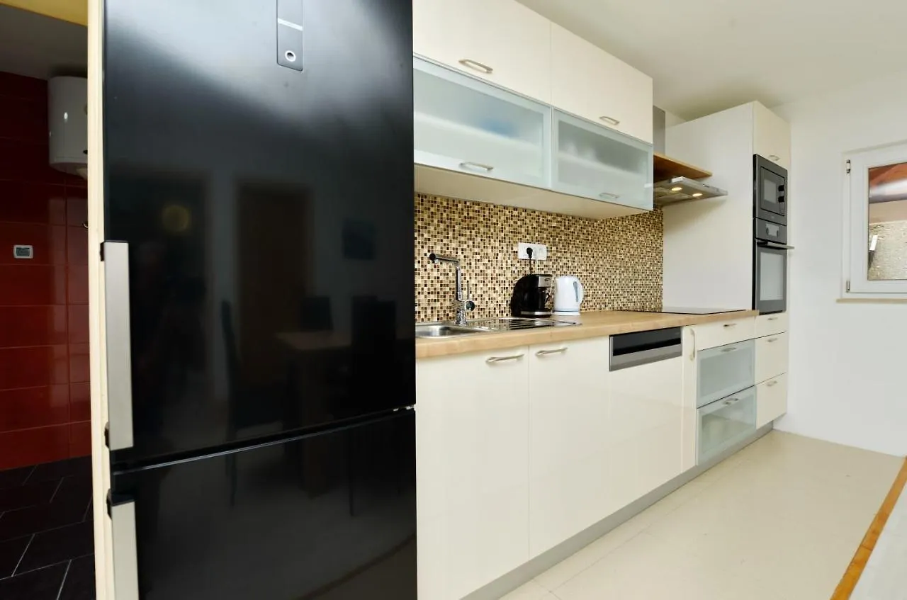 Apartmani Nina Tkon 0*,