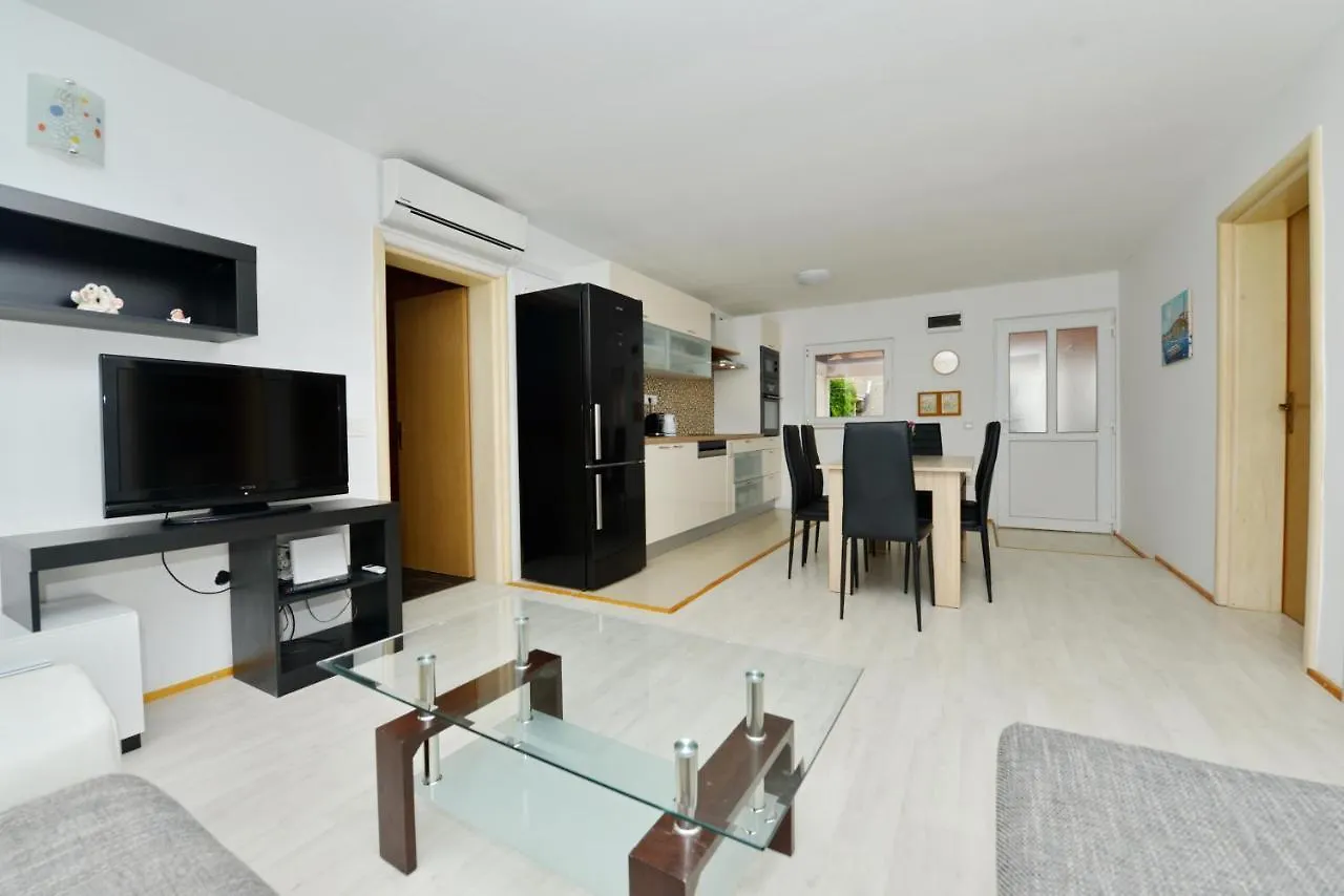 Apartmani Nina Tkon Croatia