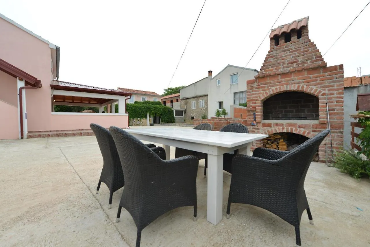 Apartmani Nina Tkon 0*,