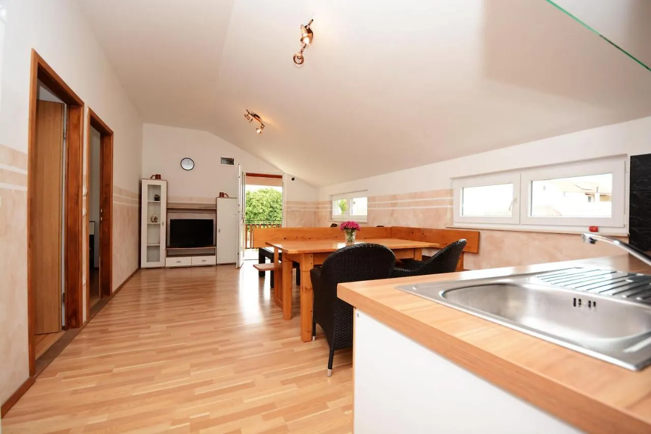 Apartmani Nina Tkon 0*,
