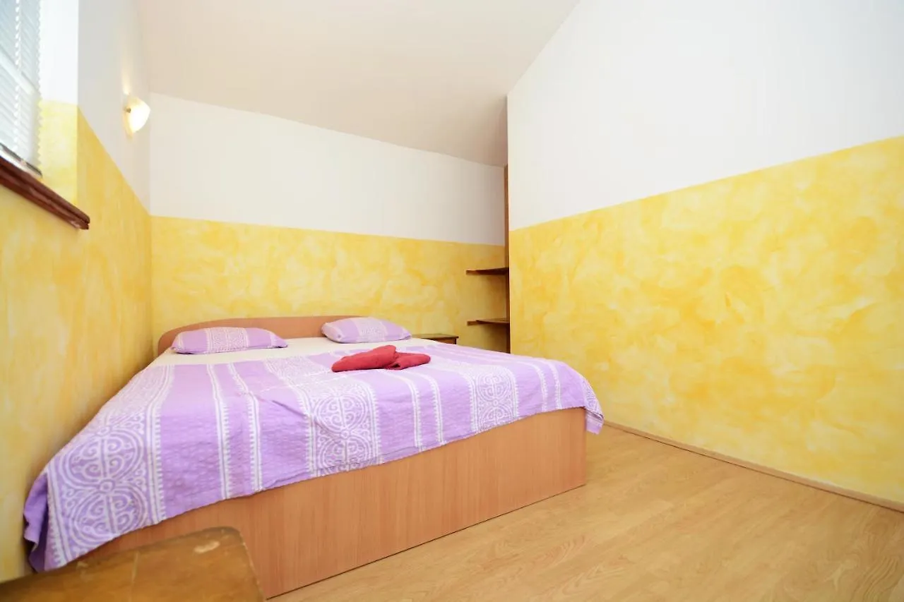 Apartment Apartmani Nina Tkon