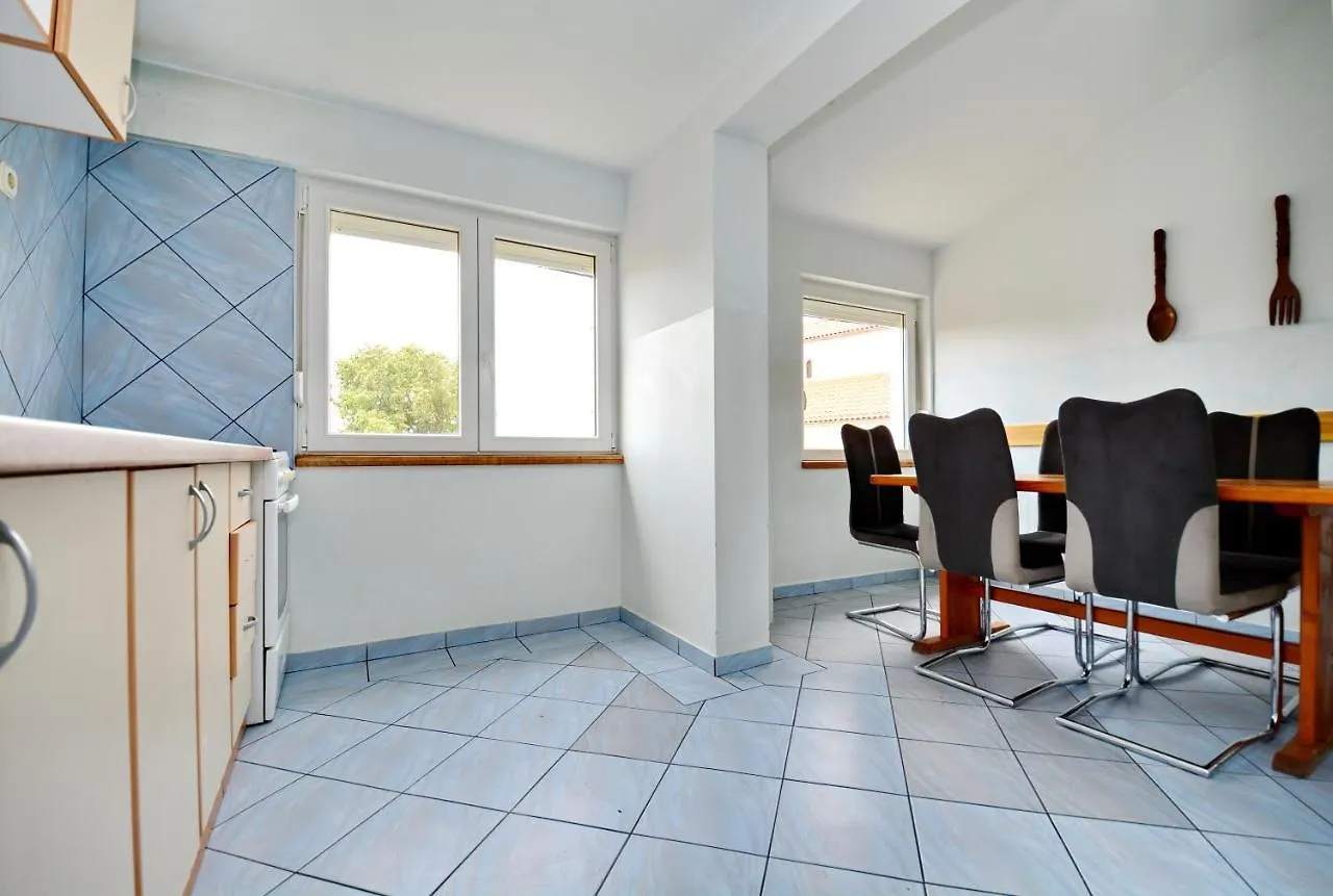 Apartment Apartmani Nina Tkon