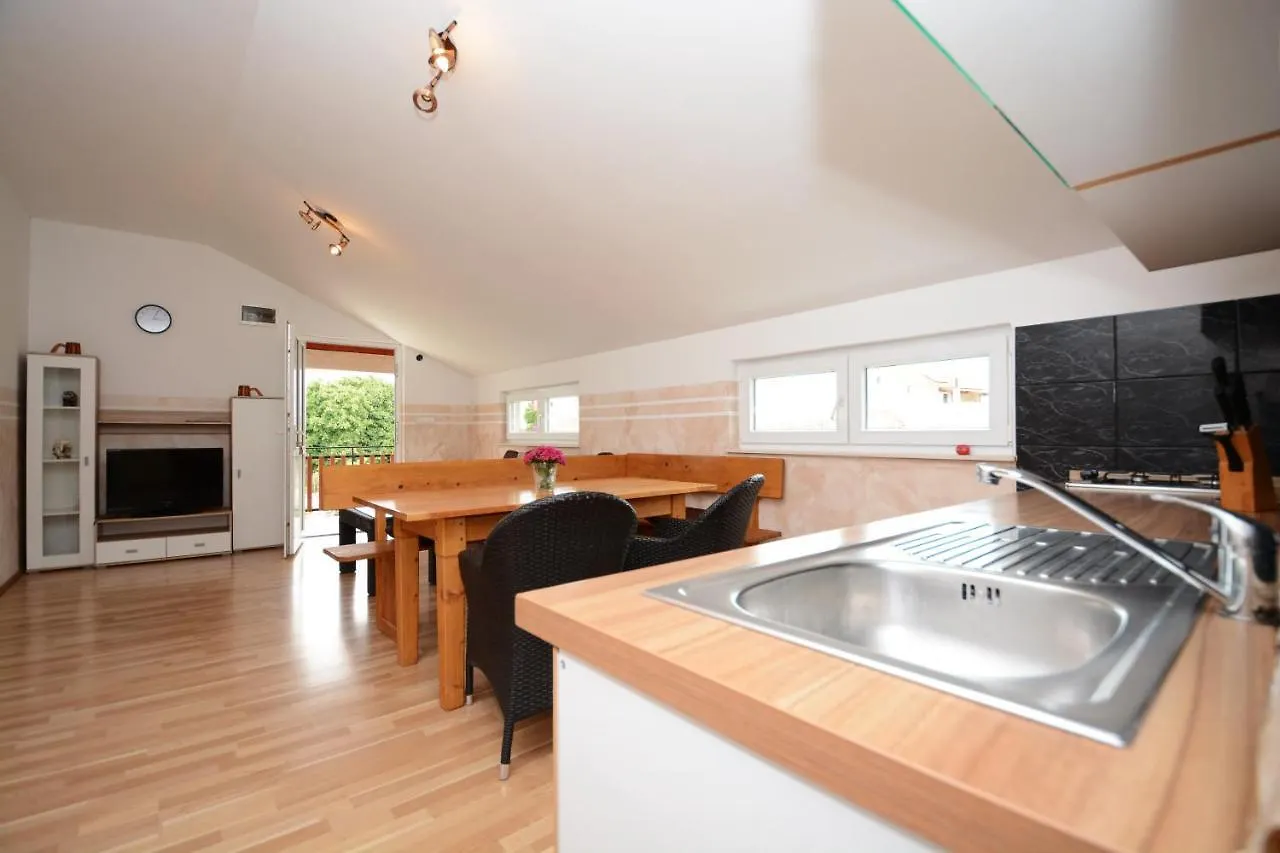 Apartment Apartmani Nina Tkon
