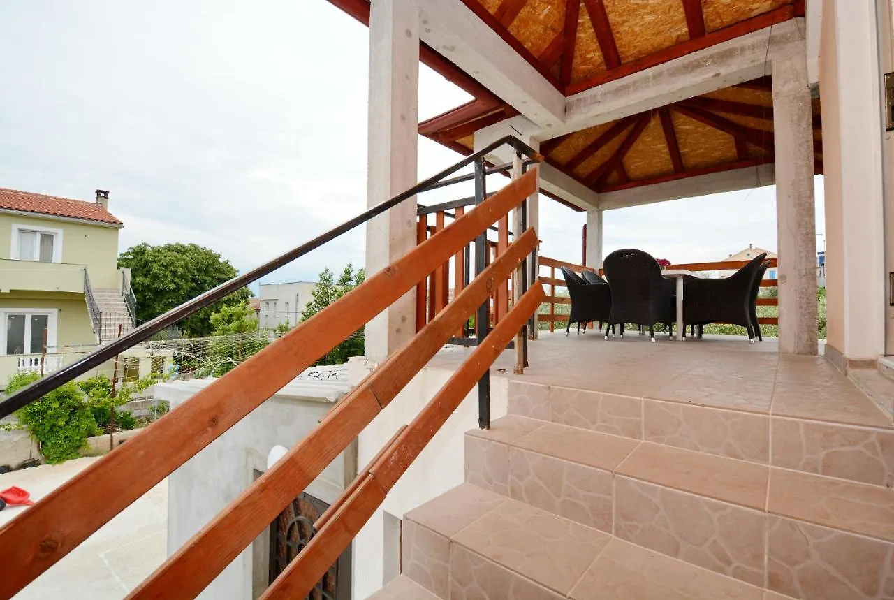 Apartment Apartmani Nina Tkon
