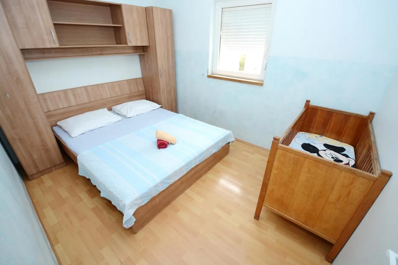 Apartmani Nina Tkon 0*,  Croatia
