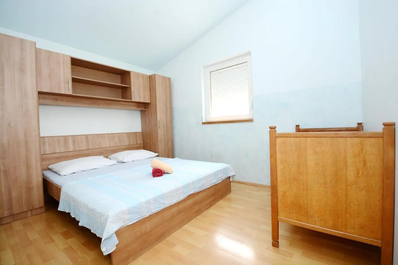 Apartment Apartmani Nina Tkon