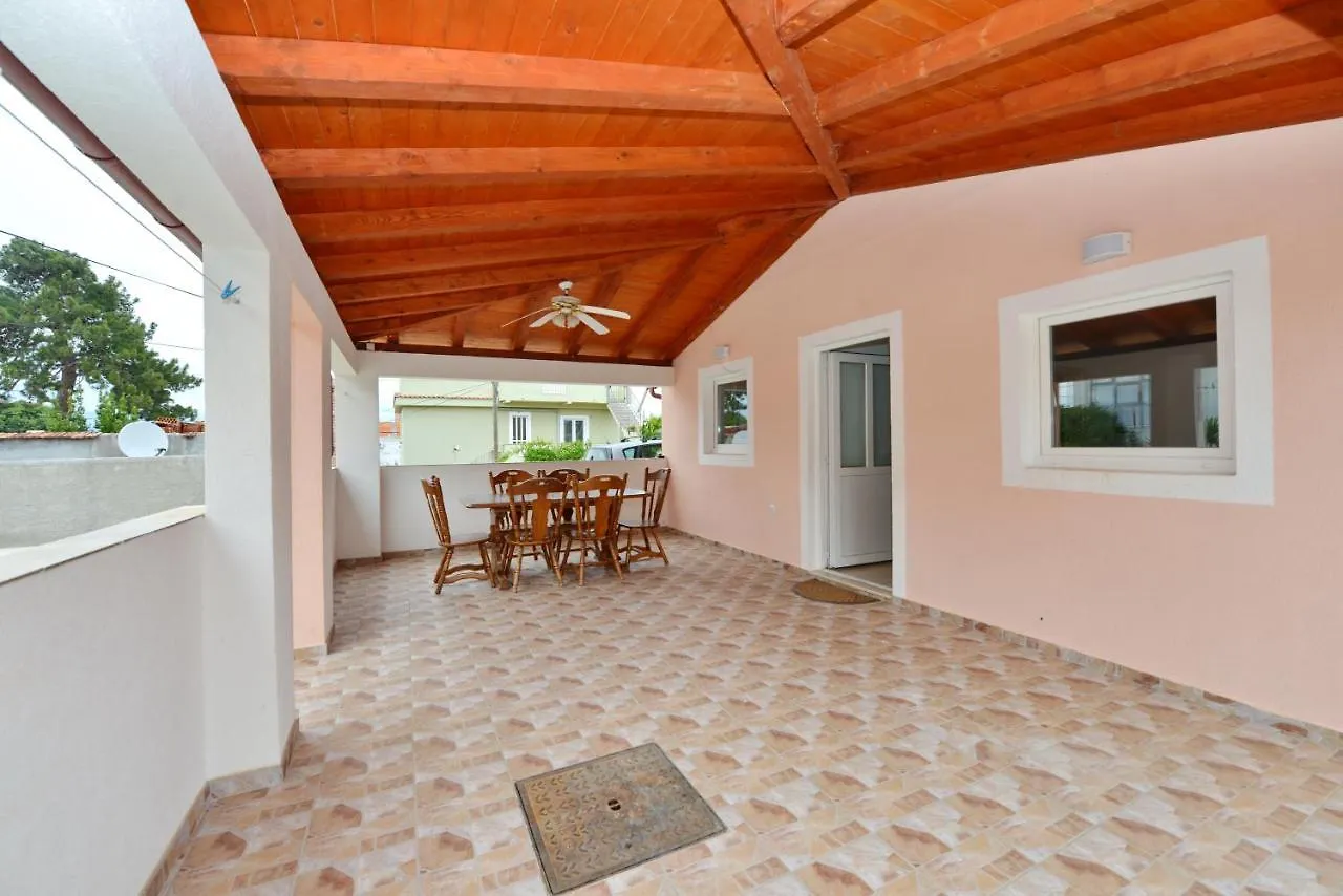 Apartmani Nina Tkon 0*,  Croatia