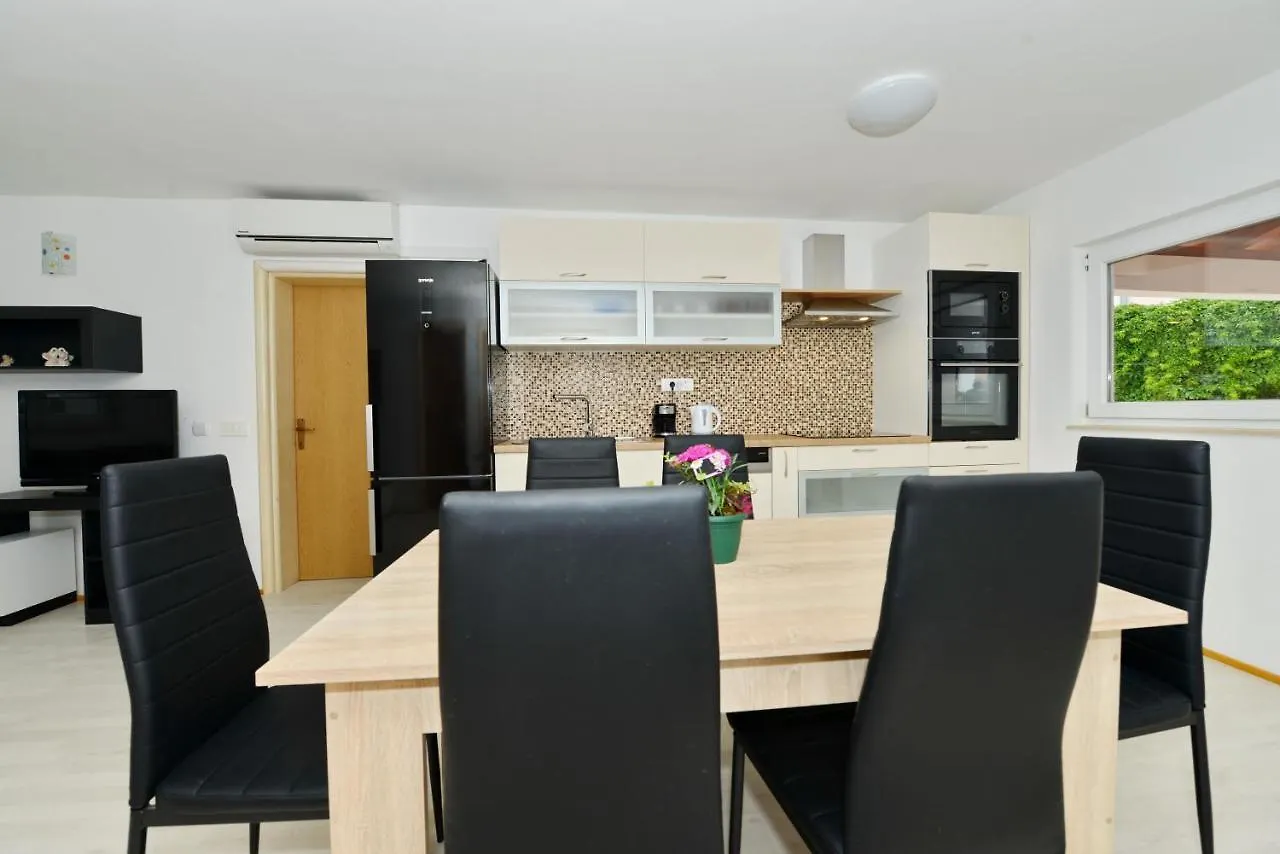 Apartment Apartmani Nina Tkon Croatia