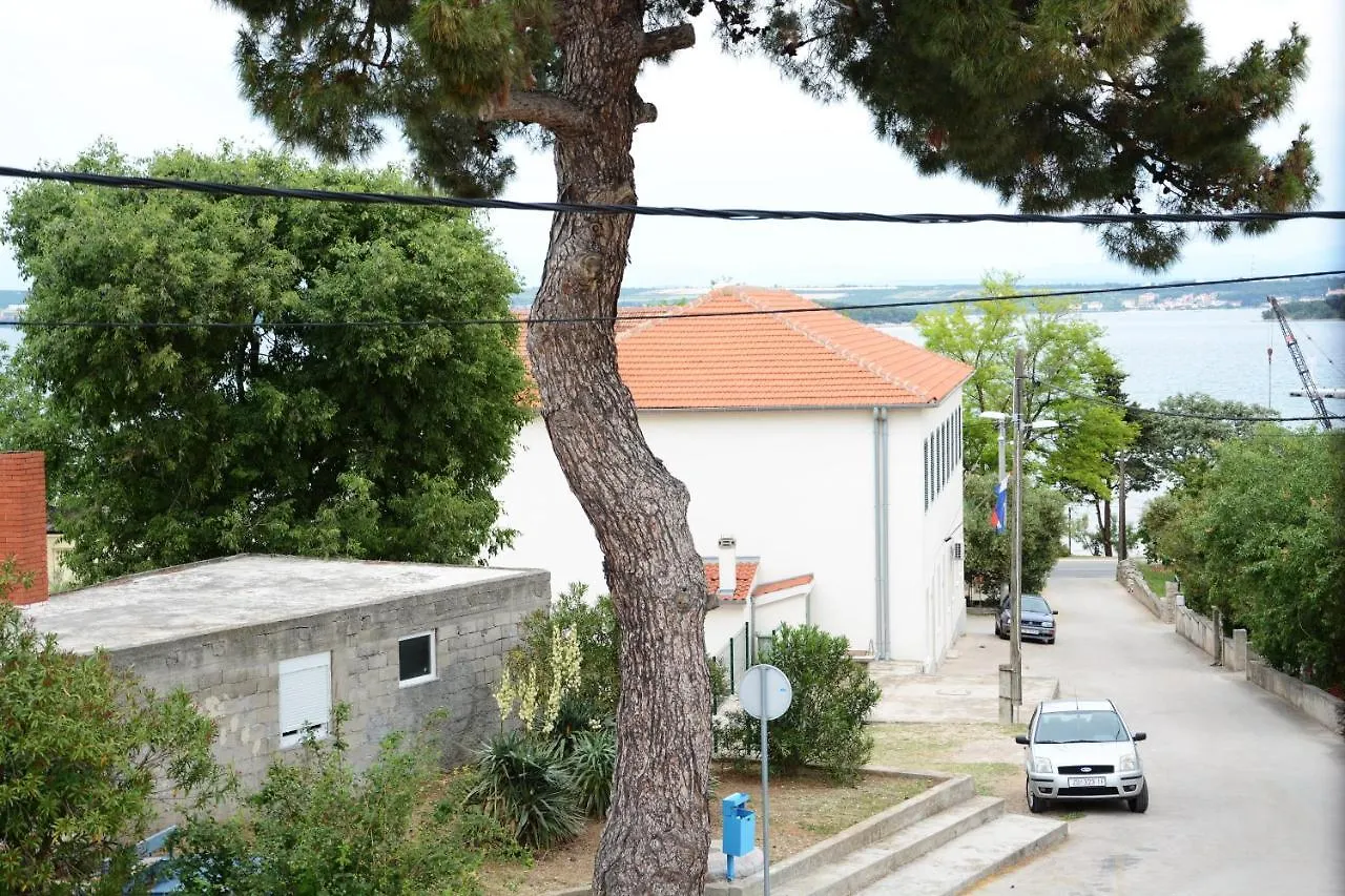 Apartment Apartmani Nina Tkon