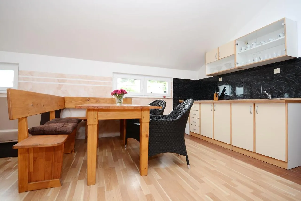 Apartmani Nina Tkon 0*,