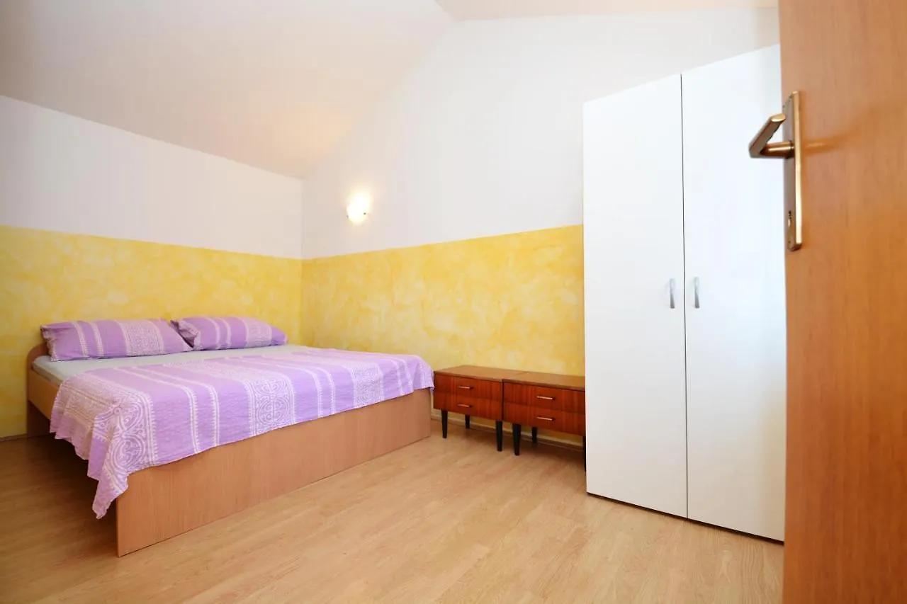 Apartmani Nina Tkon 0*,  Croatia