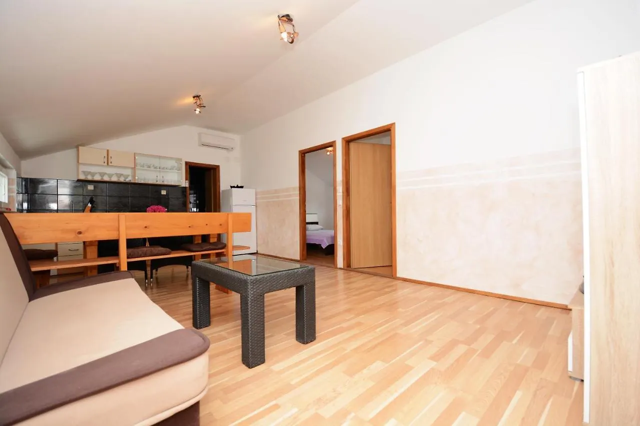 Apartmani Nina Tkon 0*,