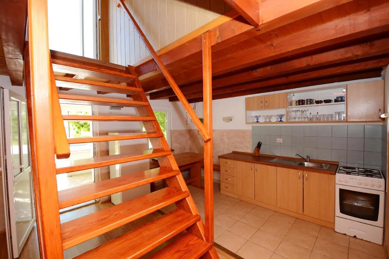 Apartment Apartmani Nina Tkon