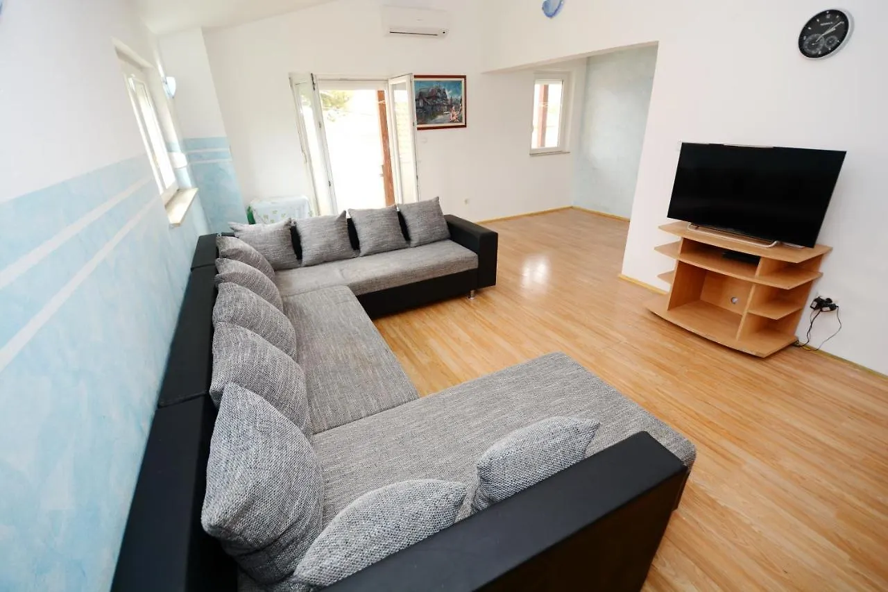 Apartmani Nina Tkon 0*,  Croatia